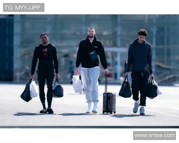 快船球员集体庆祝胜利,士气高昂 快船球员集体庆祝胜利,士气高昂